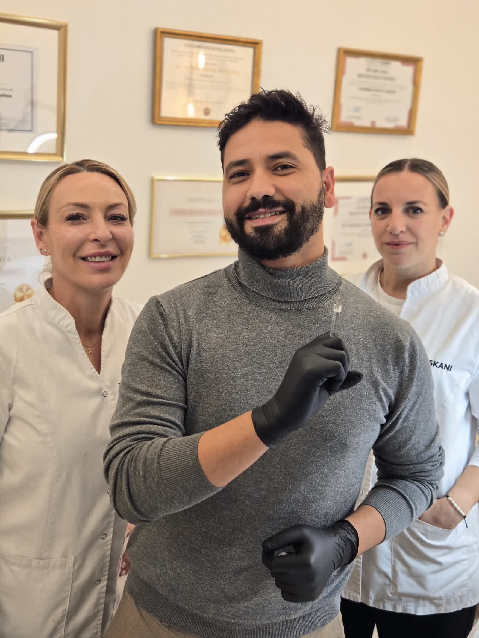 El equipo de Cleo Clinic ante sus diplomas